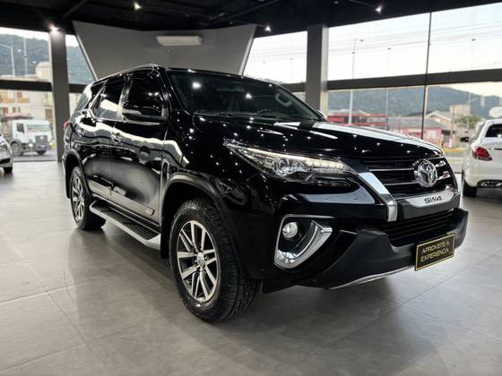 TOYOTA HILUX SW4 2.8 SRX 4X4 7 LUGARES 16V TURBO INTERCOOLER DIESEL 4P AUTOMÁTICO